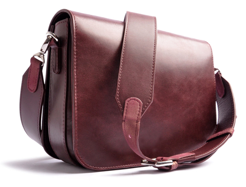 ARROW BOX . SHOULDERBAG with magnetical closure . satin-finished calfskin in burgundy red . OSTWALD Leather Manufactory.