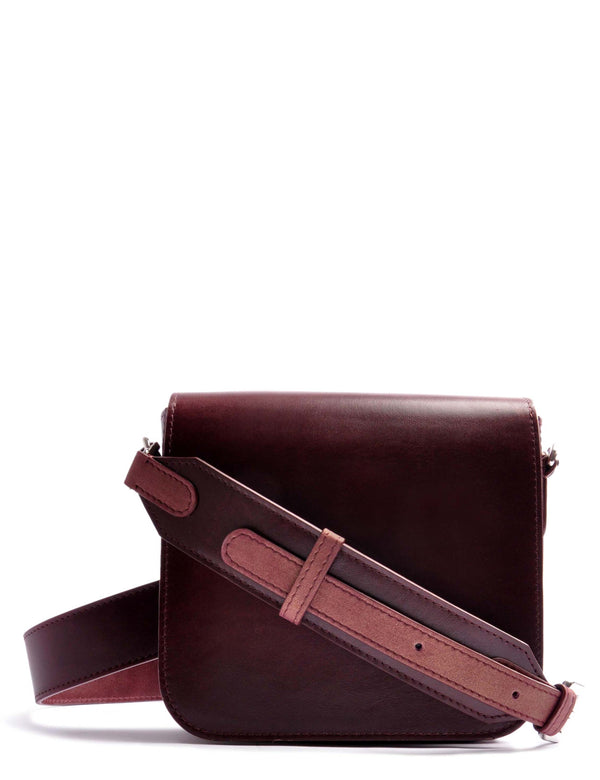 OSTWALD Bags . ARROW BOX . SHOULDERBAG with an adjustable statement strap. Handcrafted from Italian Calf leather in burgundy red 
