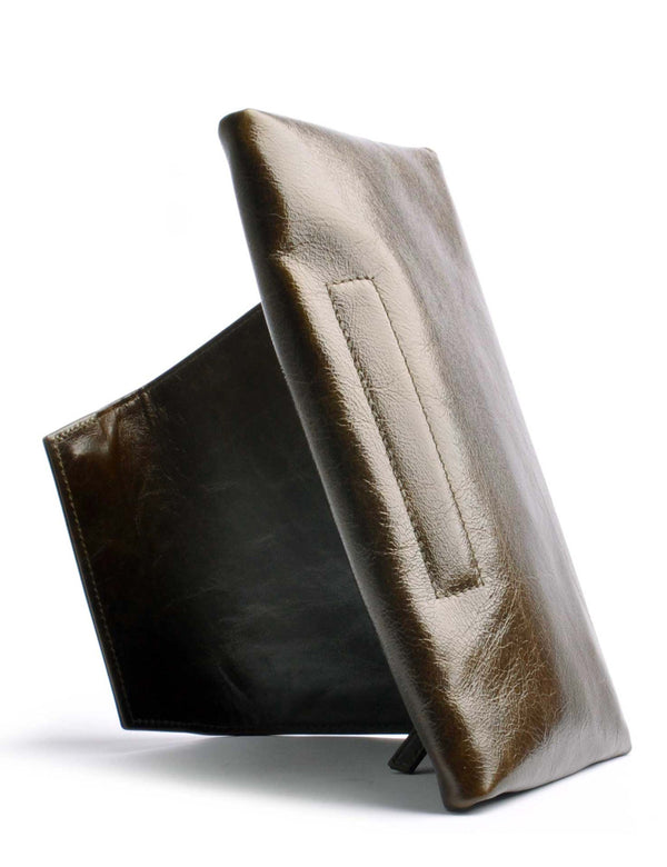 Envelope Clutch . Oliv CLUTCH with magnetical closure . Handcrafted from OSTWALD Leather Manufactory. 